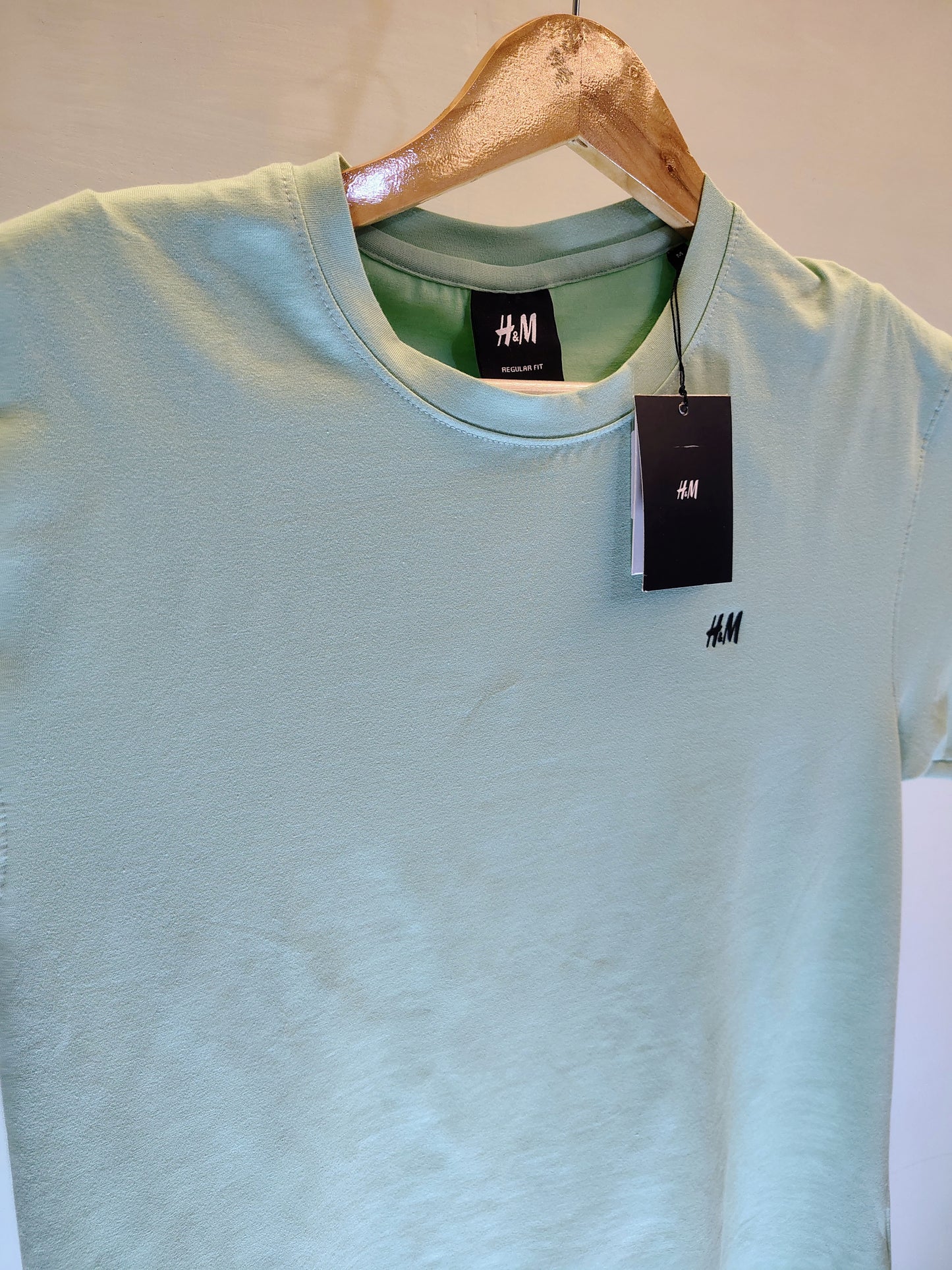 🟢 H&M Light Mint Green Minimal Logo T-Shirt – Regular Fit