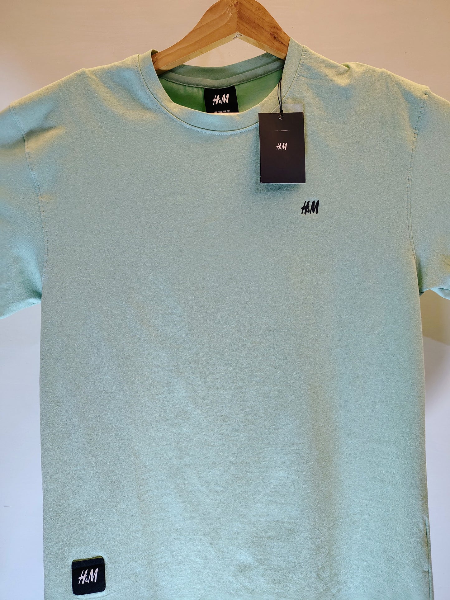 🟢 H&M Light Mint Green Minimal Logo T-Shirt – Regular Fit