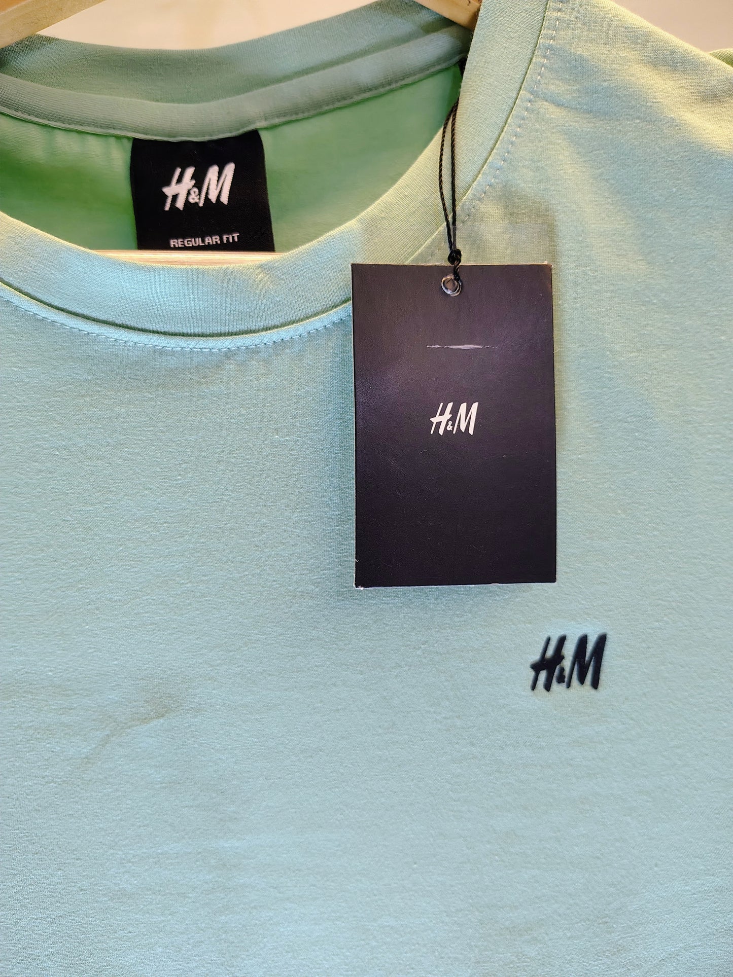 🟢 H&M Light Mint Green Minimal Logo T-Shirt – Regular Fit